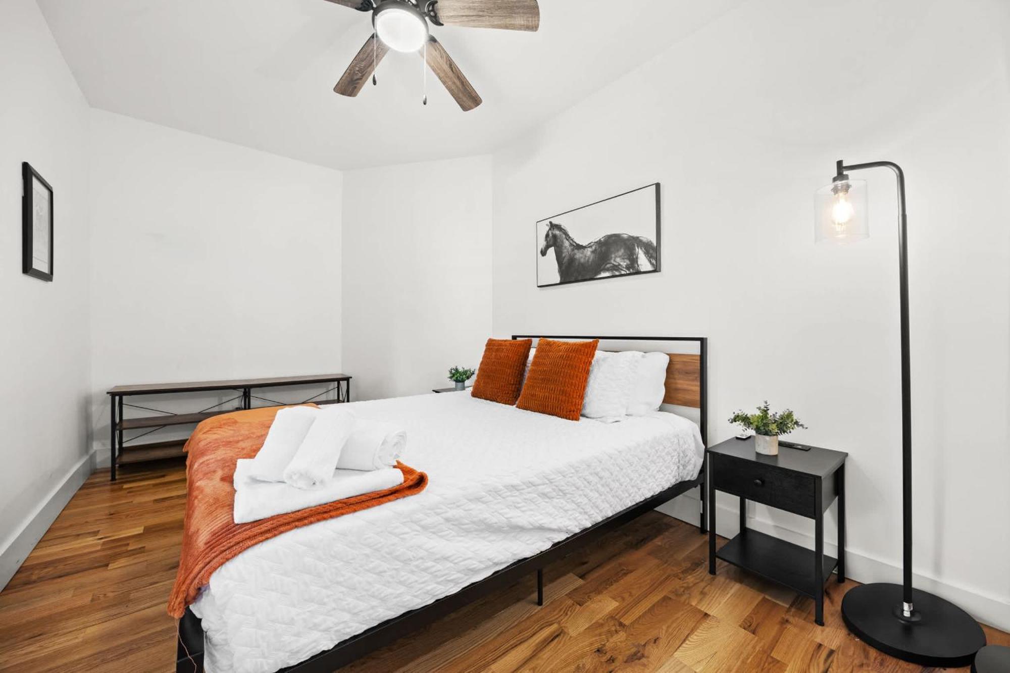 Cozy 2-floor 5br 3ba 2 Kitchens Backyard Holiday home