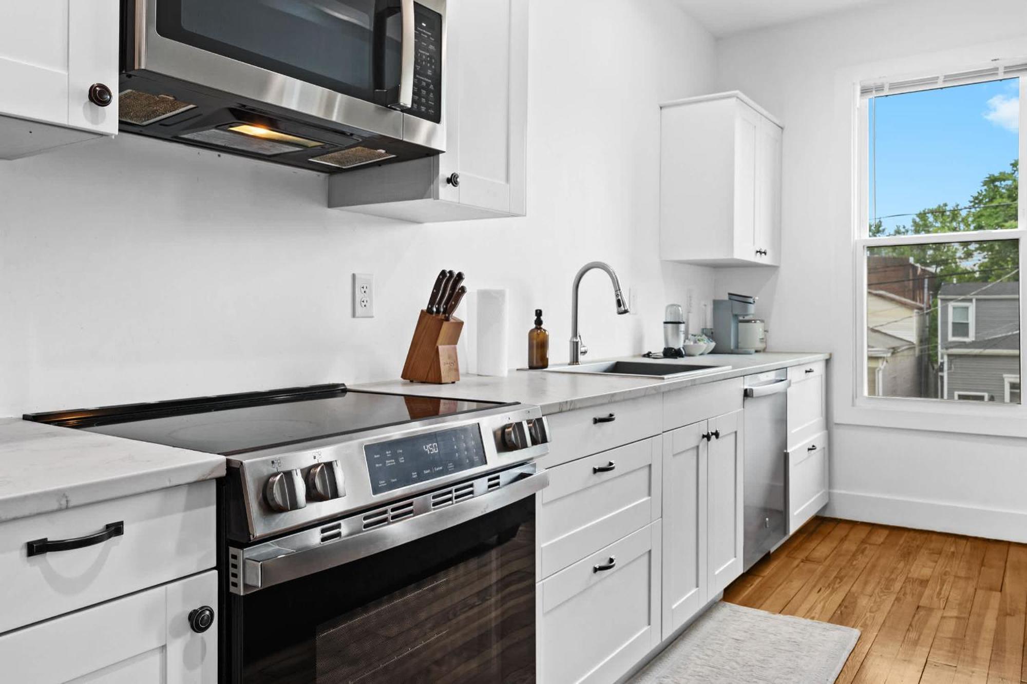 Cozy 2-floor 5br 3ba 2 Kitchens Backyard