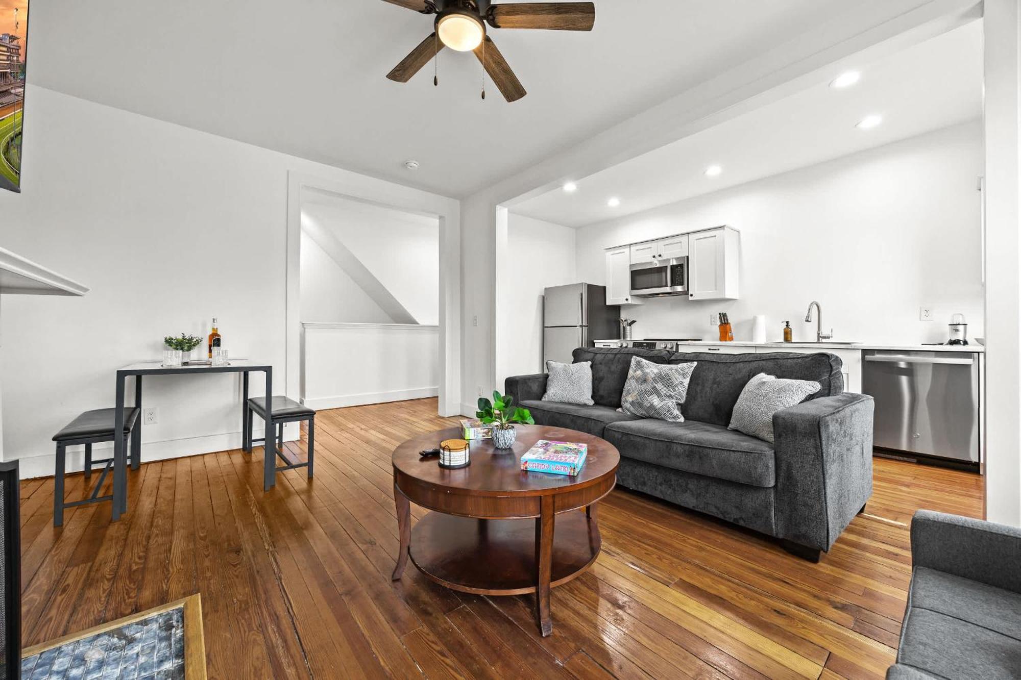 Cozy 2-floor 5br 3ba 2 Kitchens Backyard Holiday home