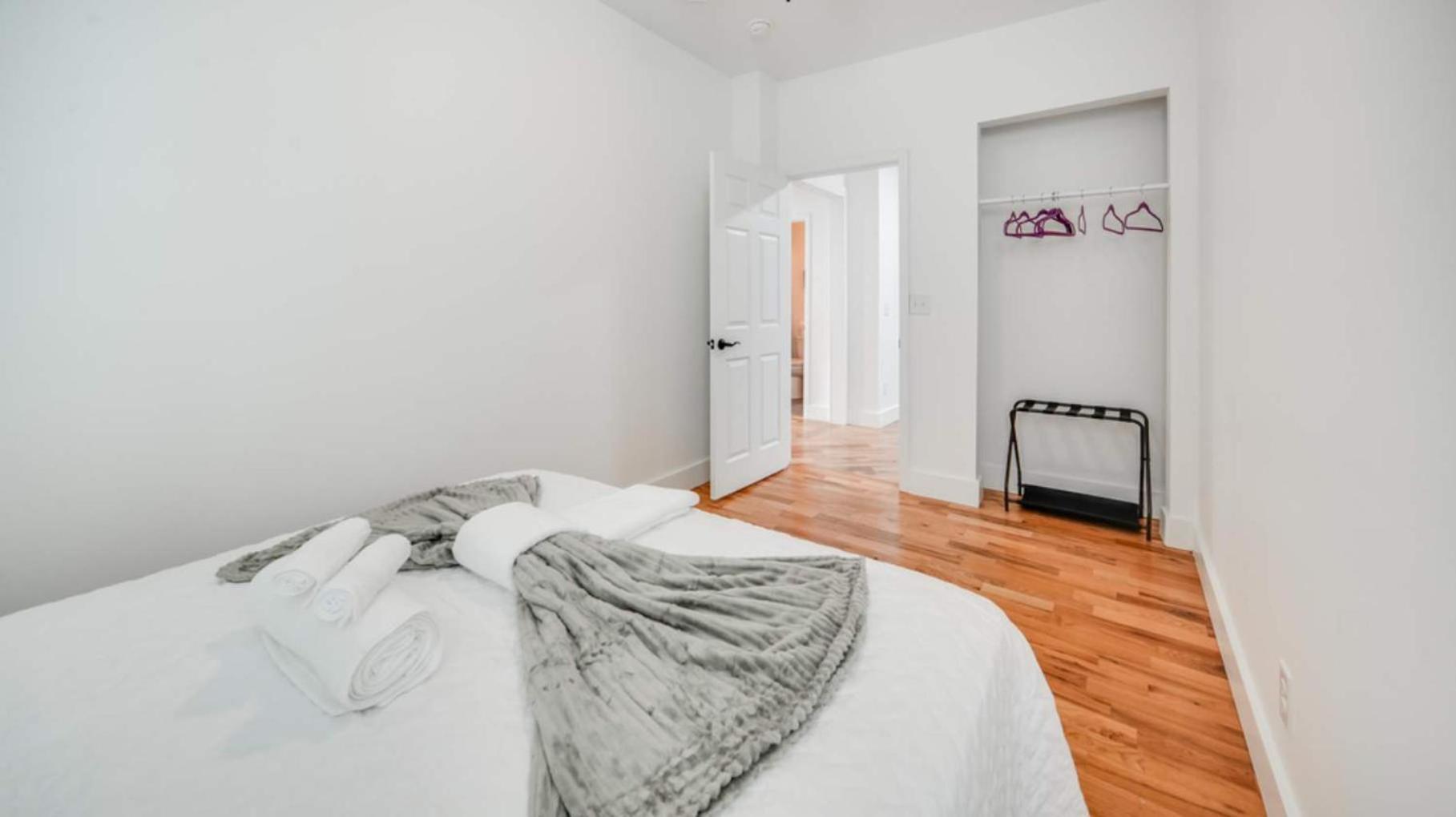 Cozy 2-floor 5br 3ba 2 Kitchens Backyard Holiday home