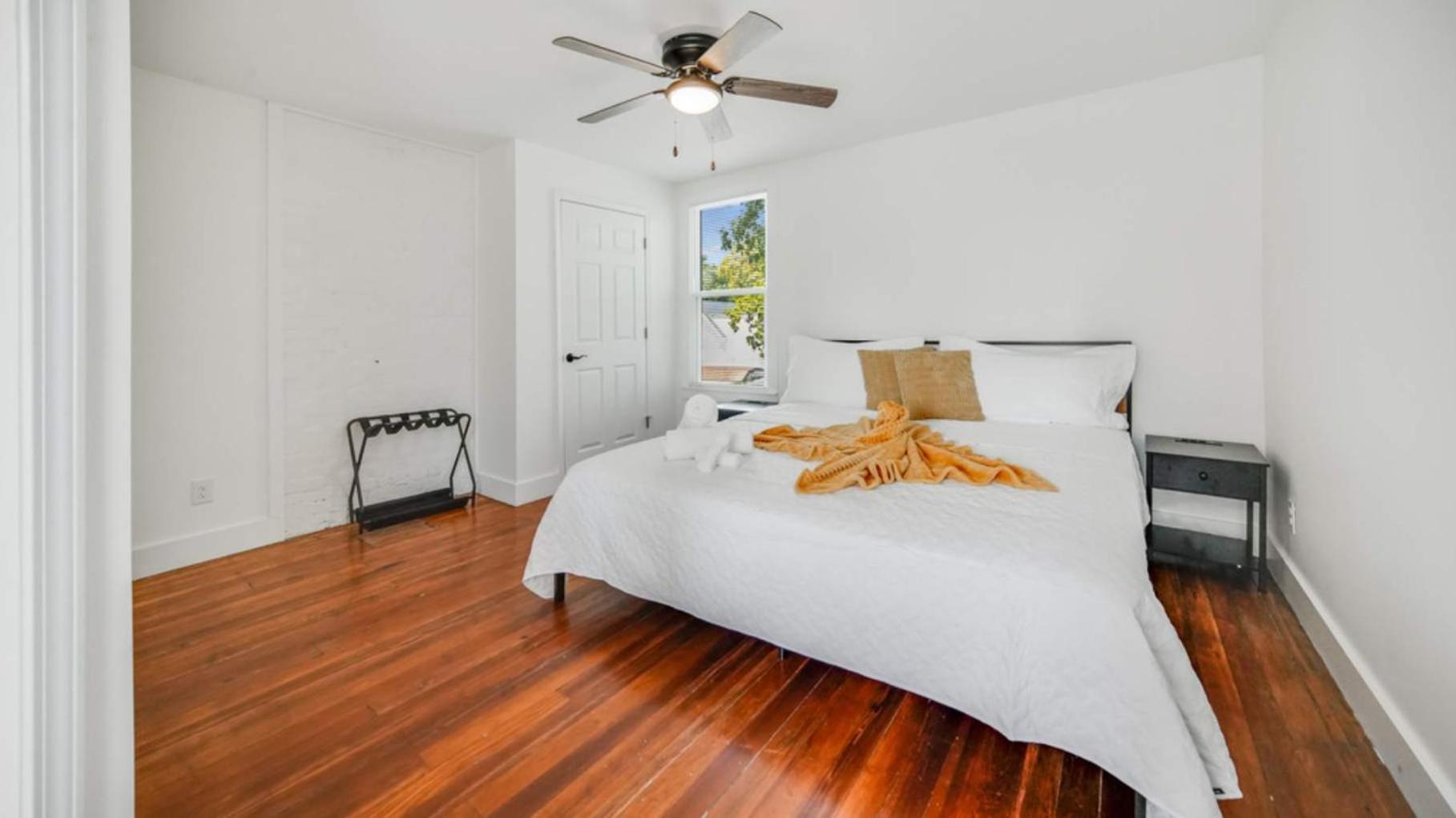 Cozy 2-floor 5br 3ba 2 Kitchens Backyard Holiday home