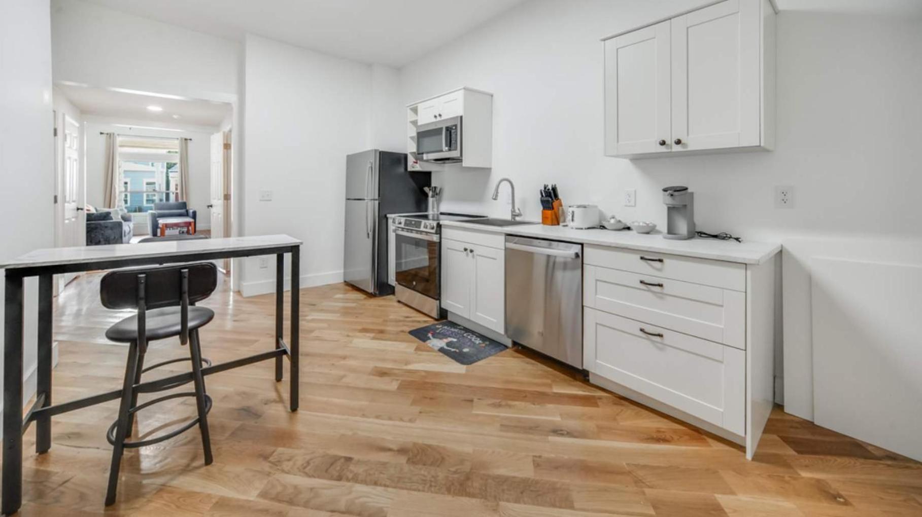 Holiday home Cozy 2-floor 5br 3ba 2 Kitchens Backyard *