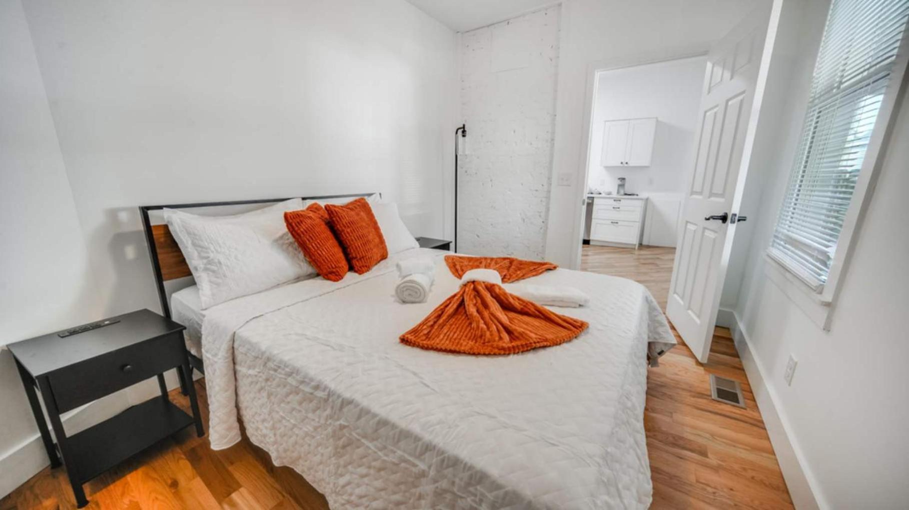 Cozy 2-floor 5br 3ba 2 Kitchens Backyard *