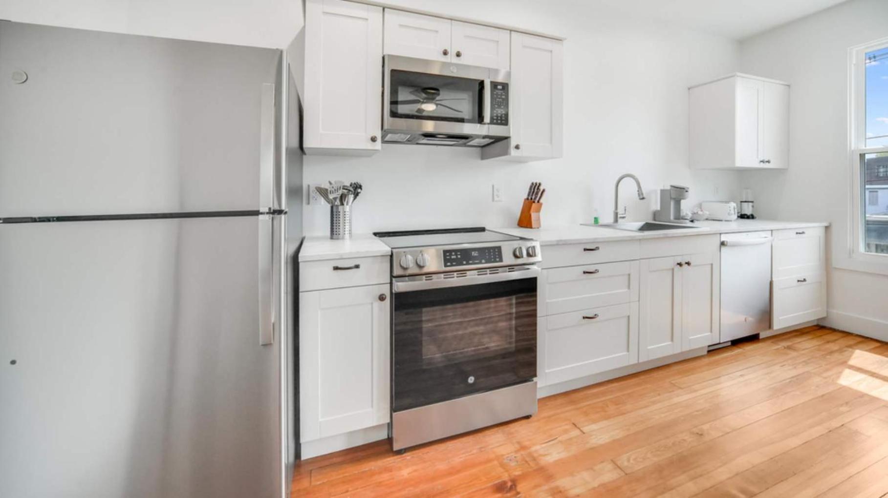 Cozy 2-floor 5br 3ba 2 Kitchens Backyard Holiday home