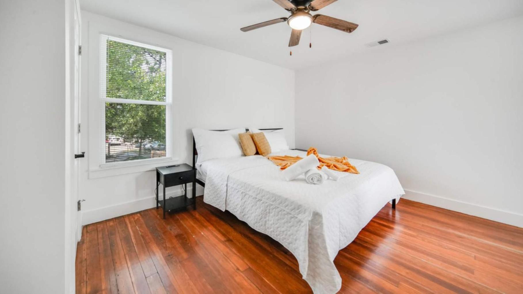 Cozy 2-floor 5br 3ba 2 Kitchens Backyard Holiday home
